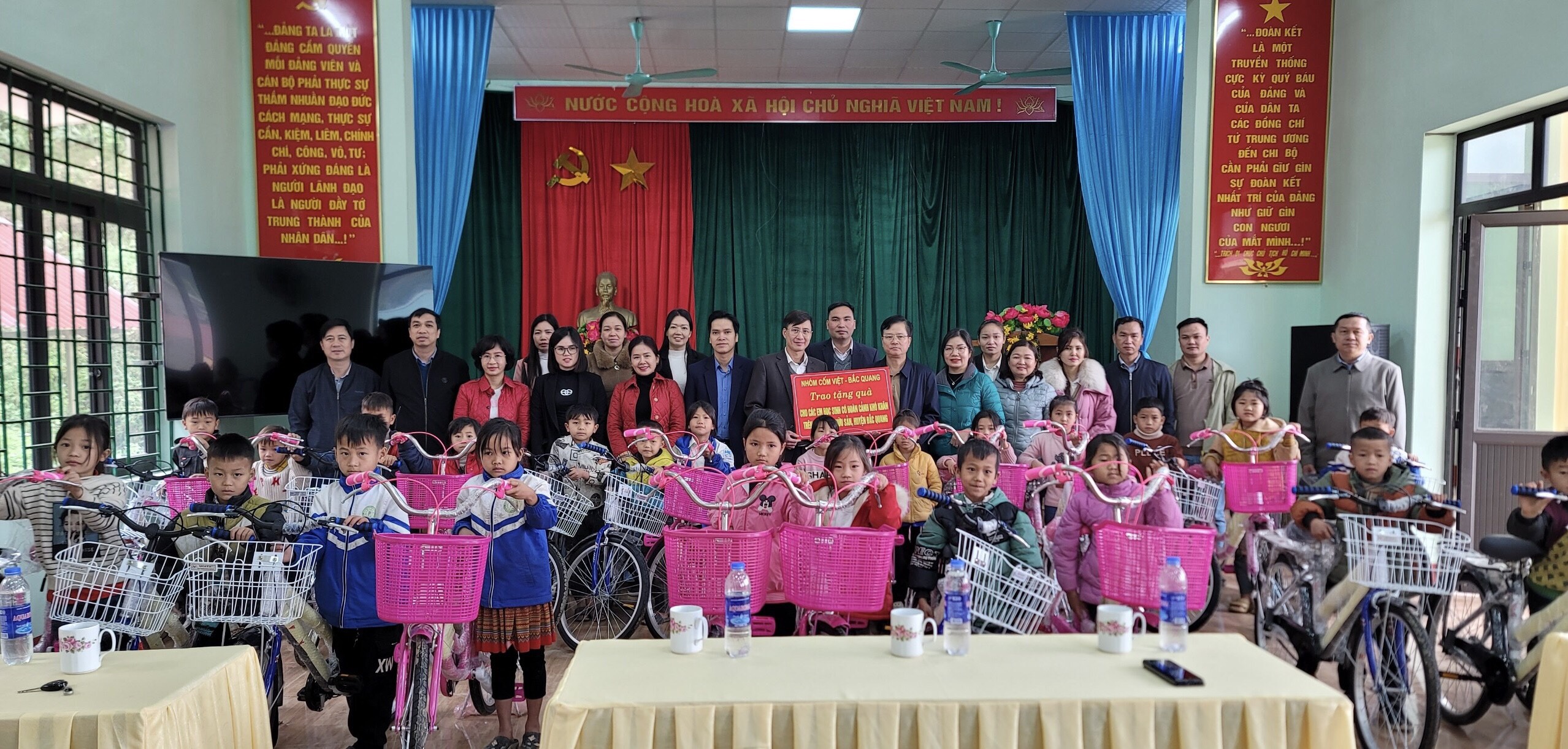 Đồng chí Trần Quang Minh, Chủ nhiệm UBKT Tỉnh ủy cùng Nhóm thiện nguyện “Cốm Việt”  trao quà “tiếp sức đến trường” cho học sinh nghèo xã Hữu Sản