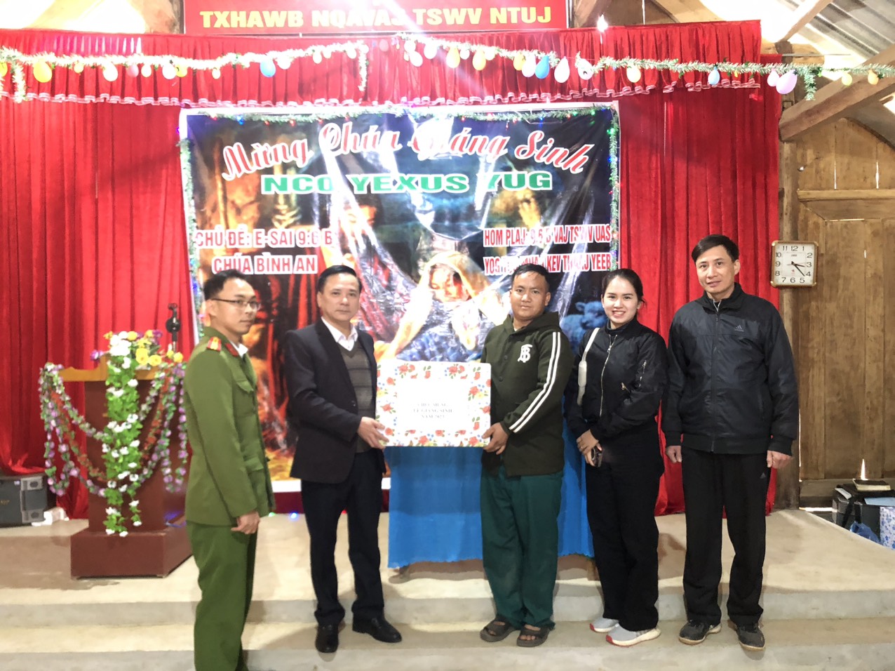 Lãnh đạo UBND huyện Bắc Quang thăm và tặng quà nhân dịp Lễ giáng sinh (Noel) năm 2023.