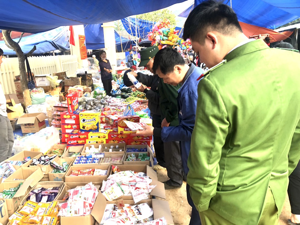 Tổ kiểm tra của Ban chỉ đạo Chăm sóc sức khỏe nhân dân xã Hữu Sản tổ chức kiểm tra công tác đảm bảo An toàn thực phẩm trước tết Nguyên Đán Giáp Thìn năm 2024 trên địa bàn xã.