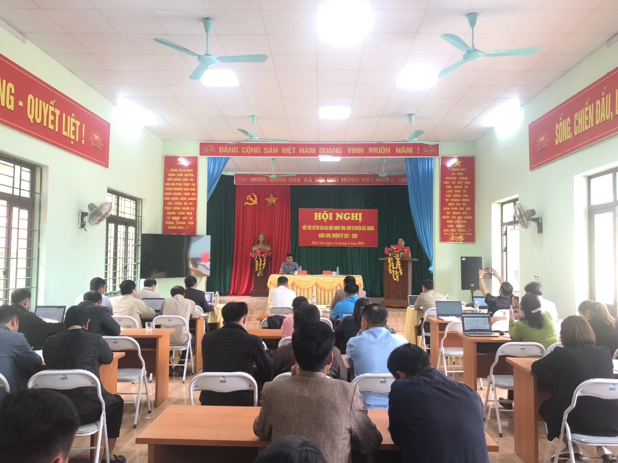 Tổ đại biểu Hội đồng nhân dân tỉnh, đơn vị huyện Bắc Quang tiếp xúc cử tri tại xã Hữu Sản