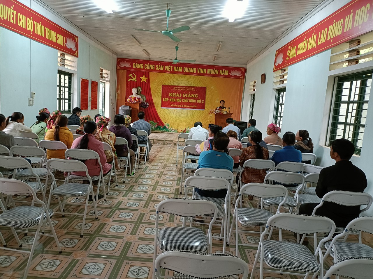 Hội Liên hiệp Phụ nữ xã Hữu Sản tích cực vận động hội viên Phụ nữ thôn Trung Sơn tham gia lớp học xóa mù chữ năm 2023